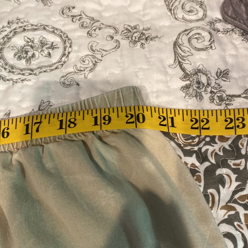 JUST MY SIZE Subtle Print Capris - Picture 6 of 9